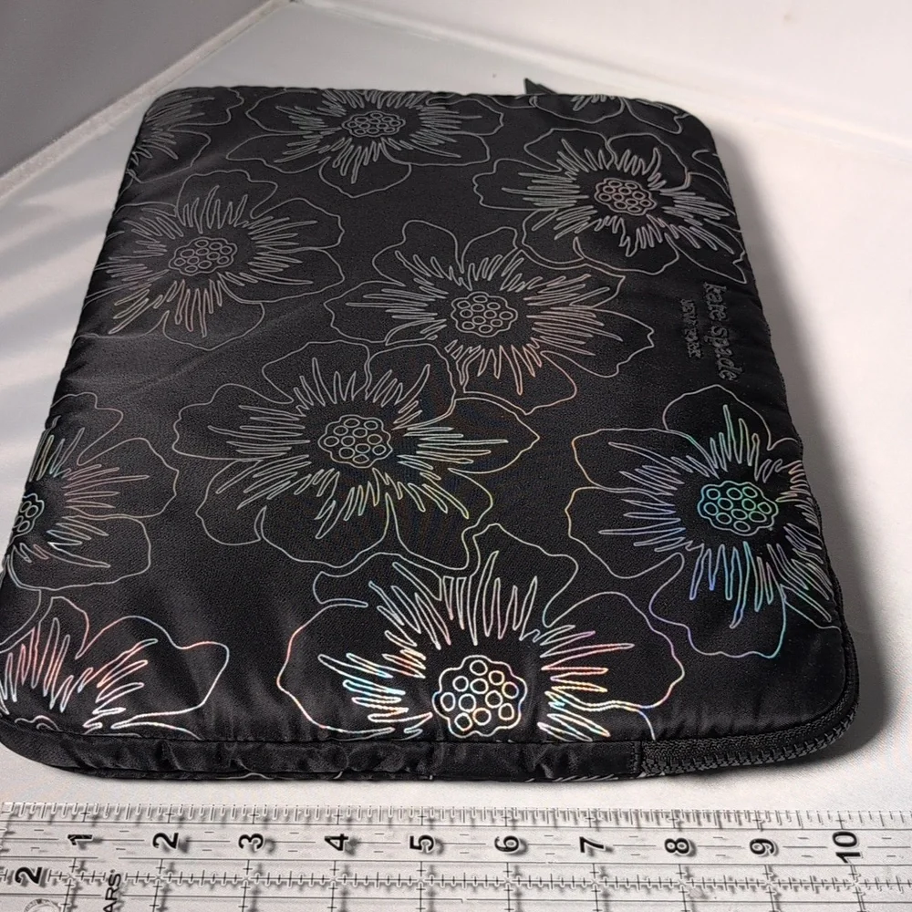 Kate Spade New York Puffer Laptop Sleeve 16 Inch - Hollyhock Iridescent Black